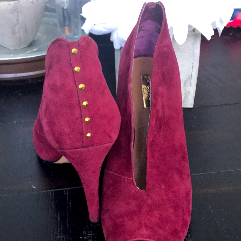 Nice heels. Burgundy color. Details on the back, unique and different style.